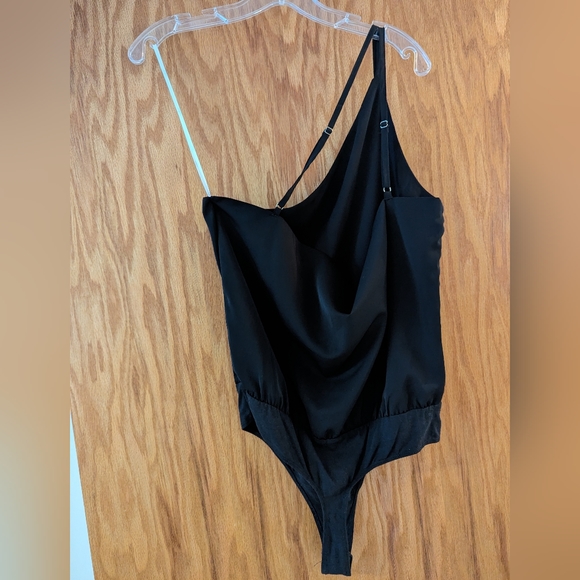 SALE! 🖤Lulu's Black One-Shoulder Cowl Back Bodysuit - Medium - Picture 8 of 10